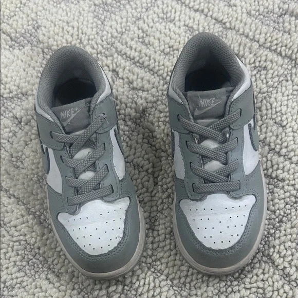 Nike Kids Sneakers in Gray and White - Picture 2 of 3